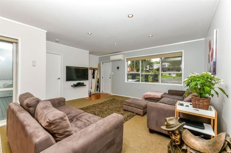 Photo of property in 18 Grassmere Road, Henderson Valley, Auckland, 0612