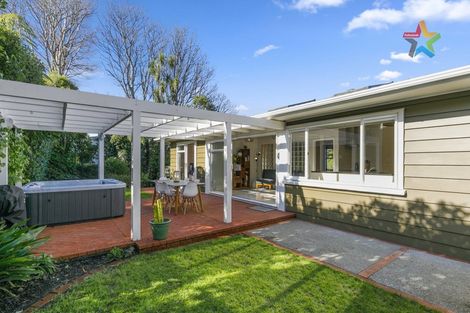 Photo of property in 14 Pomare Road, Tirohanga, Lower Hutt, 5010