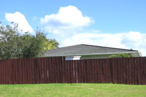 Photo of property in 2/7 Frank Evans Place, Henderson, Auckland, 0610