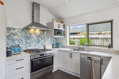 Photo of property in 35 Holcombe Drive, Paraparaumu, 5032