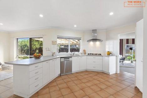 Photo of property in 6 Aristoy Close, Conifer Grove, Takanini, 2112