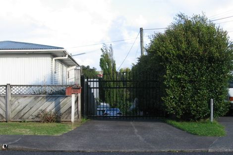 Photo of property in 16 Sylvan Crescent, Te Atatu South, Auckland, 0610