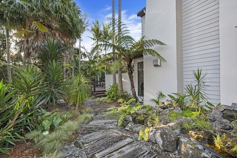 Photo of property in 28 Tyrico Close, Unsworth Heights, Auckland, 0632