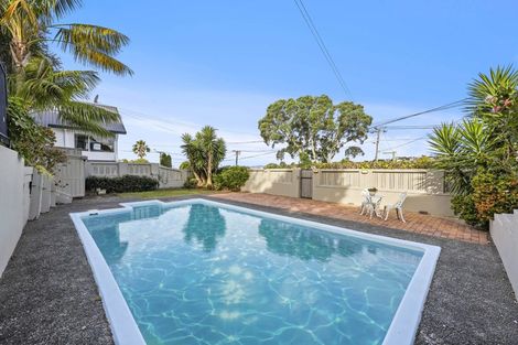 Photo of property in 1/5 Colmar Road, Mellons Bay, Auckland, 2014