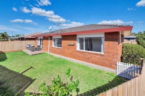 Photo of property in 2/5 Barbados Drive, Unsworth Heights, Auckland, 0632