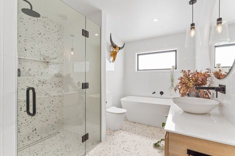 Photo of property in 10 Karearea Avenue, Waikanae, 5036