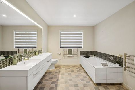 Photo of property in 12 Grove Lane, Kelvin Heights, Queenstown, 9300