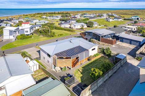 Photo of property in 10 Okiwa Terrace, Waiinu Beach, Whanganui, 4588