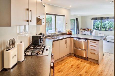 Photo of property in 28 Saunders Close, Whitby, Porirua, 5024