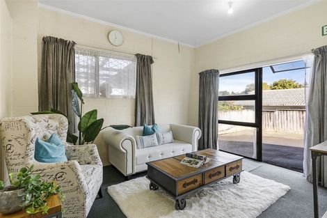 Photo of property in 1/2 Finn Place, Totara Vale, Auckland, 0629