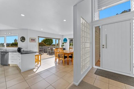 Photo of property in 127 Browns Bay Road, Browns Bay, Auckland, 0630