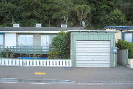 Photo of property in 123 Marine Parade, Seatoun, Wellington, 6022