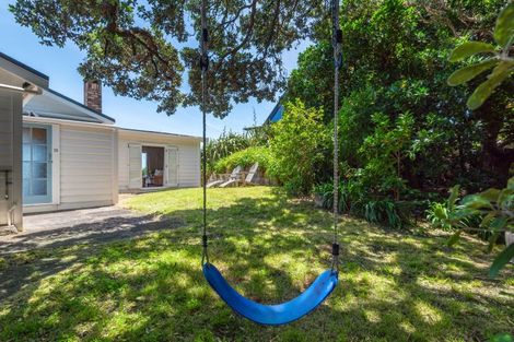 Photo of property in 20 Garden Road, Piha, New Lynn, 0772
