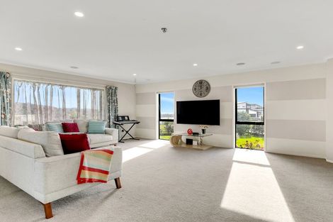 Photo of property in 117 Queen Charlotte Drive, Aotea, Porirua, 5024