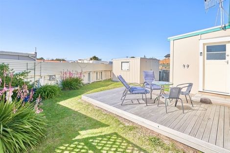 Photo of property in 2 Dawick Street, Foxton Beach, Foxton, 4815