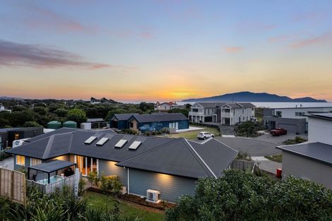 Photo of property in 6 Arapipi Way, Peka Peka, Waikanae, 5391