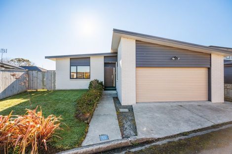 Photo of property in 4 Butler Place, Fitzherbert, Palmerston North, 4410