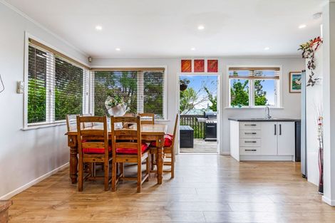 Photo of property in 42 Konini Road, Titirangi, Auckland, 0604