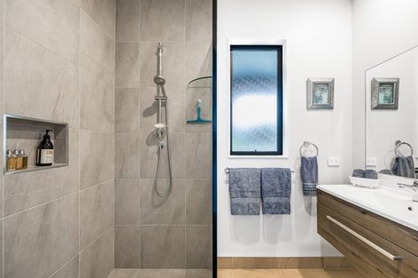 Photo of property in 18 Awanui Crescent, Matakana, 0985