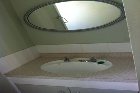 Photo of property in 2/138 Sunset Road, Unsworth Heights, Auckland, 0632