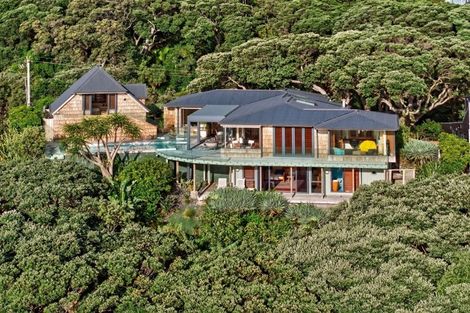 Photo of property in 24 Garden Road, Piha, 0772