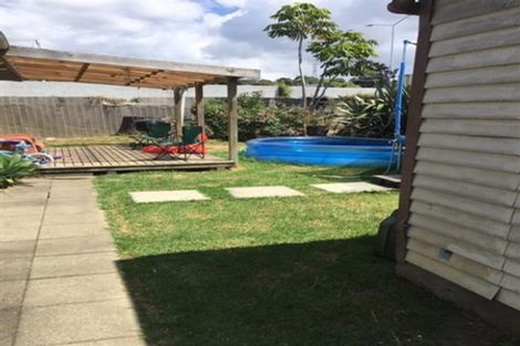Photo of property in 17 Huruhuru Road, Massey, Auckland, 0614