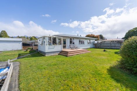 Photo of property in 35 Mararoa Drive, Manapouri, 9679