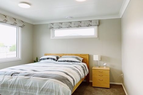 Photo of property in 18 Monaco Grove, Fitzherbert, Palmerston North, 4410