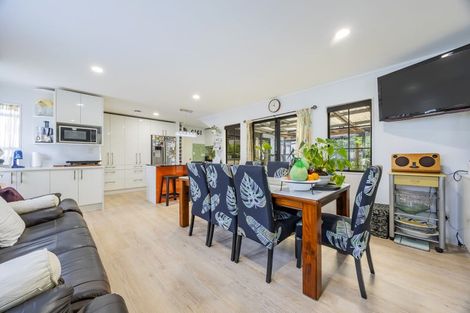 Photo of property in 21 Tyrico Close, Unsworth Heights, Auckland, 0632
