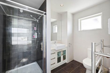 Photo of property in 111 Lake Panorama Drive, Henderson Valley, Auckland, 0612