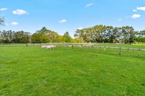 Photo of property in 744 Waitakere Road, Kumeu, 0891