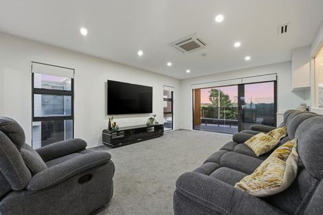 Photo of property in 7d Babich Road, Henderson Valley, Auckland, 0614