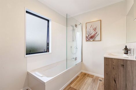 Photo of property in 11 Gunner Drive, Te Atatu Peninsula, Auckland, 0610