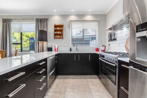 Photo of property in 39 Saunders Close, Whitby, Porirua, 5024