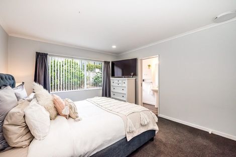 Photo of property in 32 Guildford Drive, Paraparaumu, 5032