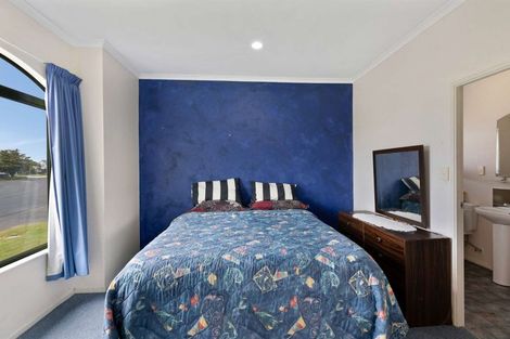 Photo of property in 18 Liddesdale Place, Papakura, 2110