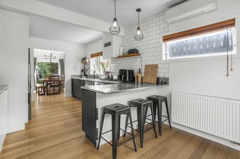 Photo of property in 25 Marine Parade, Eastbourne, Lower Hutt, 5013