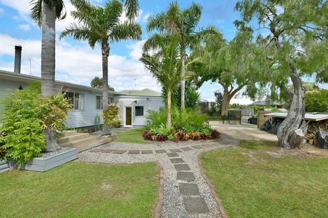 Photo of property in 18 Walton Street, Red Beach, 0932