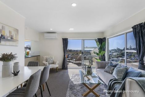 Photo of property in 2/8 Havana Place, Glenfield, Auckland, 0629