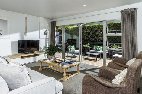 Photo of property in 1/169 Queen Street, Northcote Point, Auckland, 0627