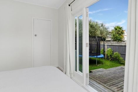 Photo of property in 1/15 Stratford Avenue, Milford, Auckland, 0620