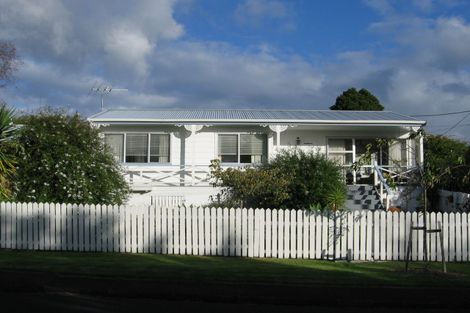 Photo of property in 2/12 Sherwood Avenue, Te Atatu South, Auckland, 0610