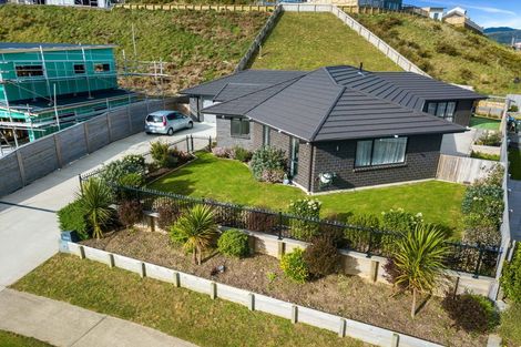 Photo of property in 117 Queen Charlotte Drive, Aotea, Porirua, 5024