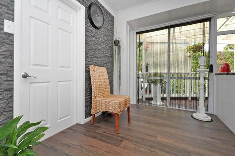 Photo of property in 27 Clinton Avenue, Te Atatu Peninsula, Auckland, 0610