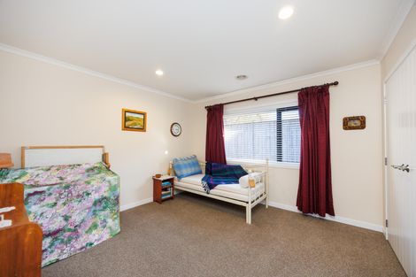 Photo of property in 12 Ron Place, Fitzherbert, Palmerston North, 4410