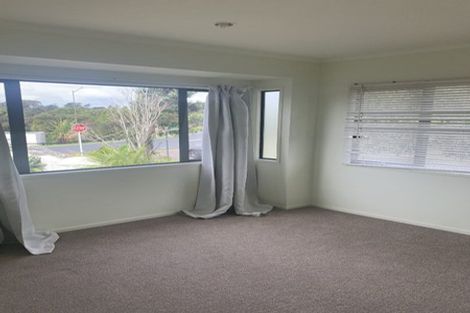 Photo of property in 1 Kittiwake Drive, Schnapper Rock, Auckland, 0632