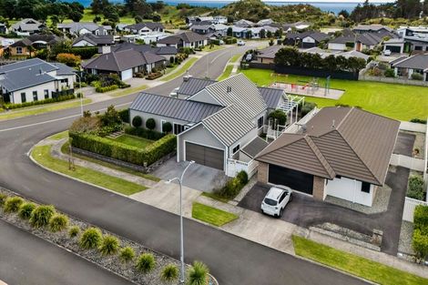Photo of property in 1 Gleneagles Way, Waiwhakaiho, New Plymouth, 4312