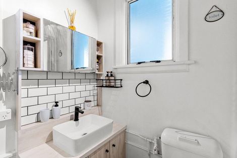 Photo of property in Devonport Apartments, 21/127 Saint Aubyn Street, New Plymouth, 4310