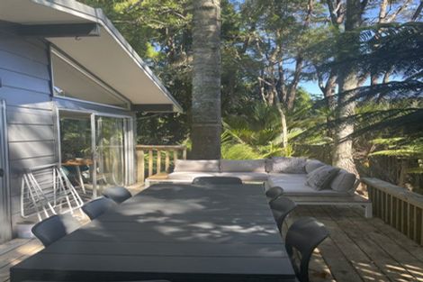 Photo of property in 35 Hollywood Avenue, Titirangi, Auckland, 0604