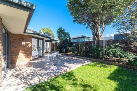 Photo of property in 17 Copplestone Place, New Lynn, Auckland, 0600